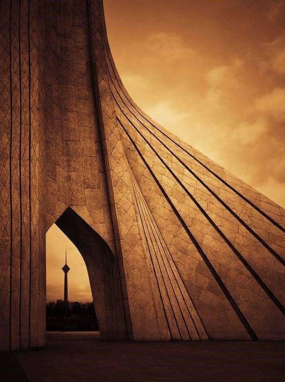 نمادهای تهران قدیم و جدید در یک قاب+عکس