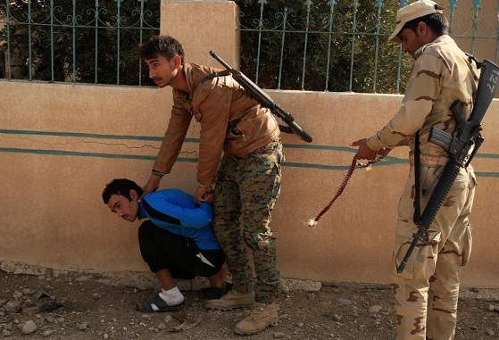 لحظه بازداشت یک داعشی در موصل +عکس