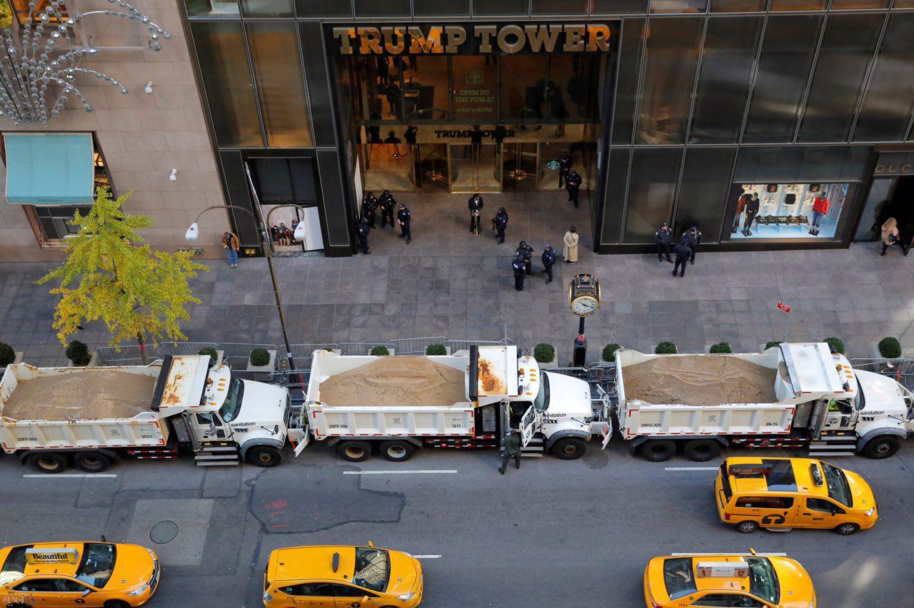 کامیون‌های شن و ماسه مقابل برج ترامپ+عکس