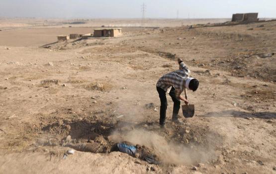 خاک کردن جسد یک داعشی در جنوب موصل