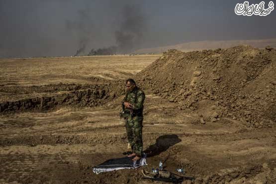 نماز یک سرباز پیشمرگ در مناطق جنگی+عکس