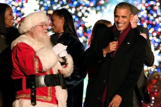 همخوانی اوباما و خوانندگان در جشن کریسمس+عکس