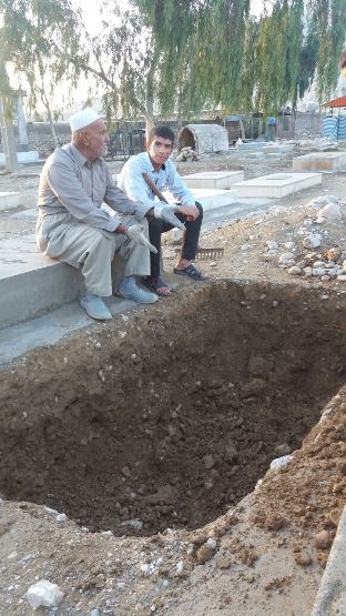 پیرمردی که قبر خودش را آماده کرده است+عکس