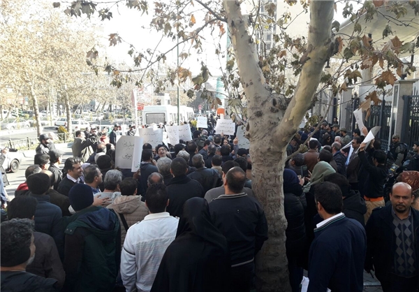 تجمع متقاضیان مسکن مهر مقابل بانک مرکزی+عکس