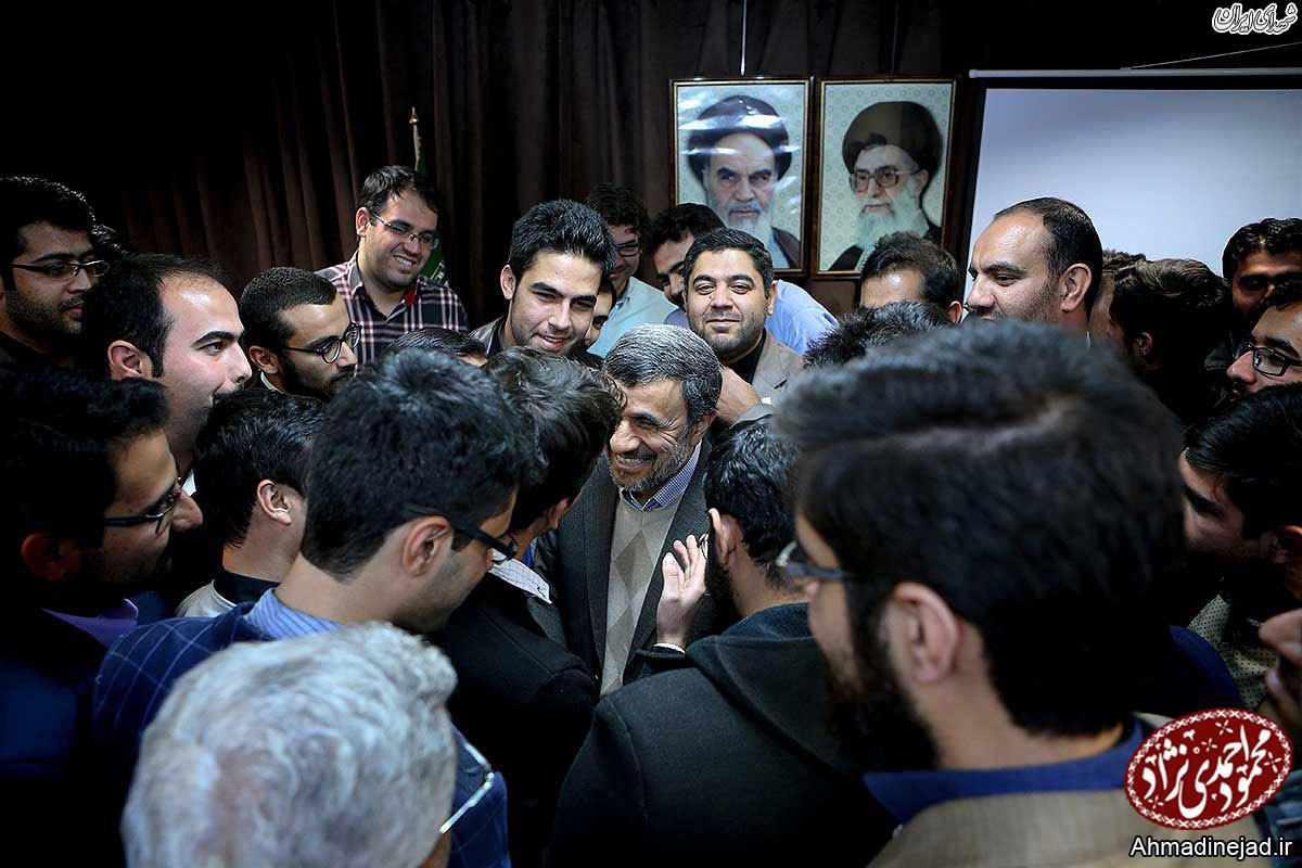نشست صمیمانه دانشجویان با احمدی نژاد+تصاویر