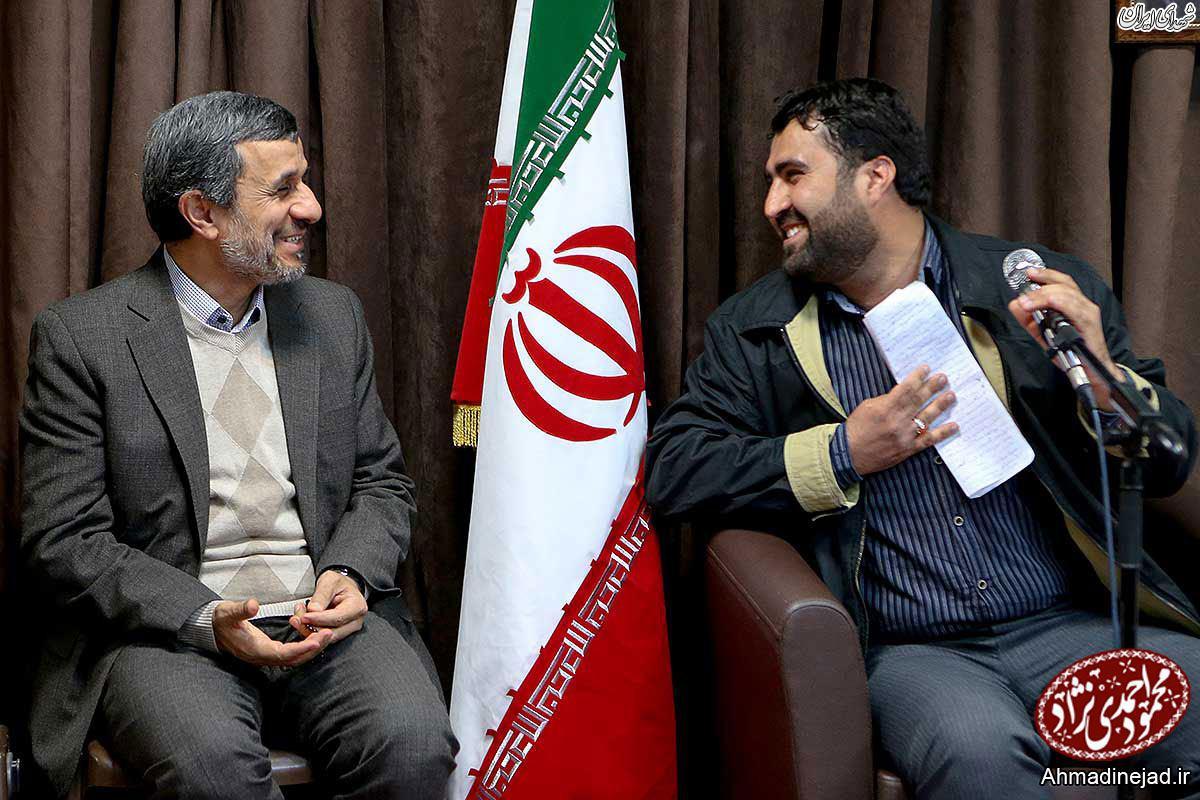 نشست صمیمانه دانشجویان با احمدی نژاد+تصاویر