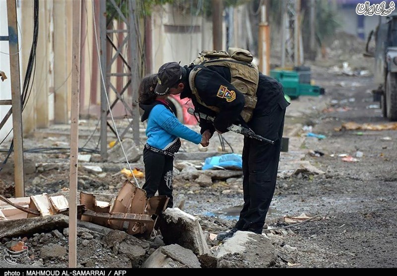 محبت سرباز به کودک عراقی در موصل + عکس