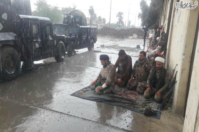نماز جماعت رزمندگان عراقی زیر باران+عکس