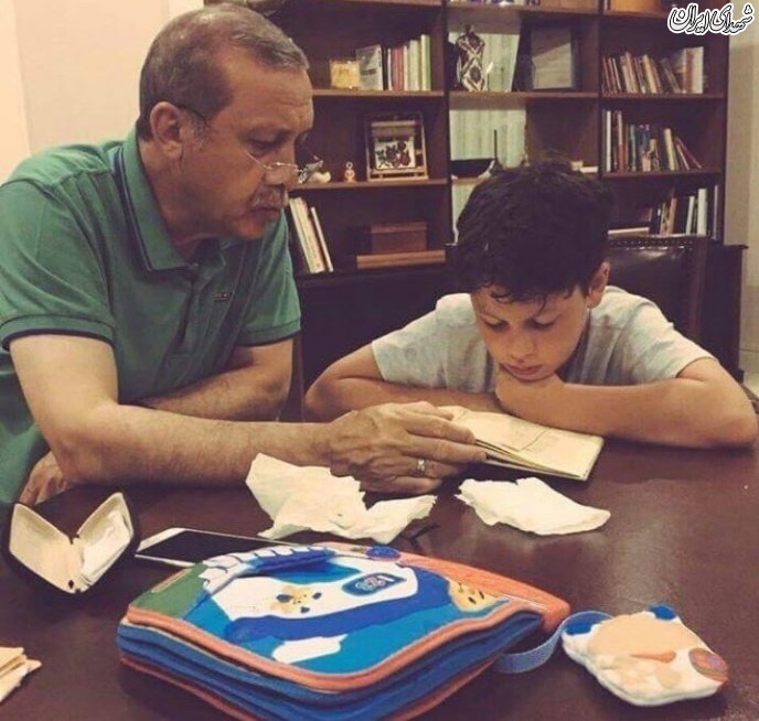 اردوغان در حال آموزش قرآن به نوه اش +عکس