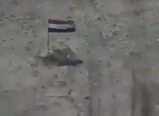 هدیه جالب خلبان عراقی به تروریست داعشی!