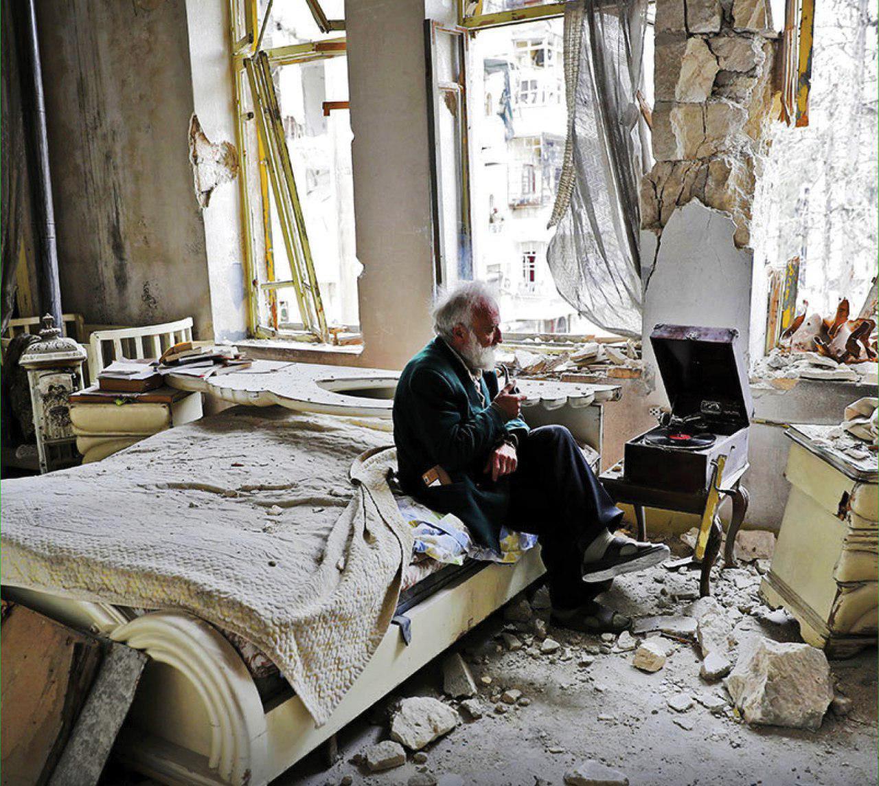 پیرمرد 70 سالە سوری در خانه ویران شده