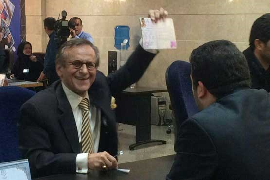 هوشنگ امیراحمدی در انتخابات ثبت نام کرد +عکس