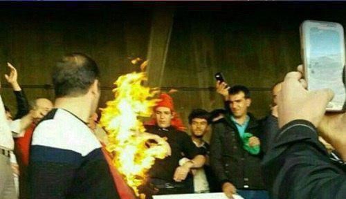 آتش زدن پرچم پرسپولیس و ناسزا به نوروزی! +عکس