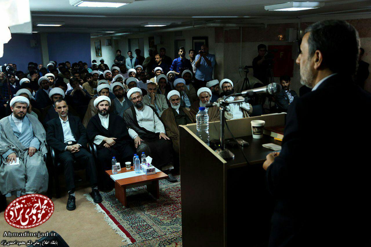 دیدار جمعی از روحانیون و طلاب با احمدی نژاد+عکس