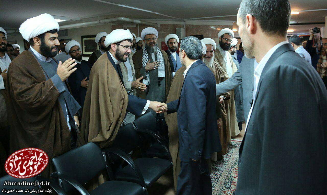 دیدار جمعی از روحانیون و طلاب با احمدی نژاد+عکس