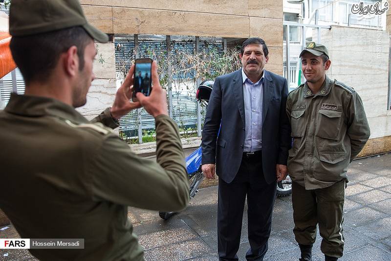 عکس یادگاری سرباز وظیفه با عباس جدیدی