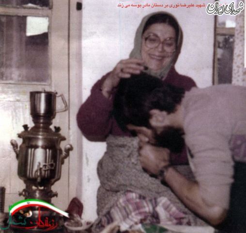 بوسه شهید نوری بر دستان مادرش +عکس