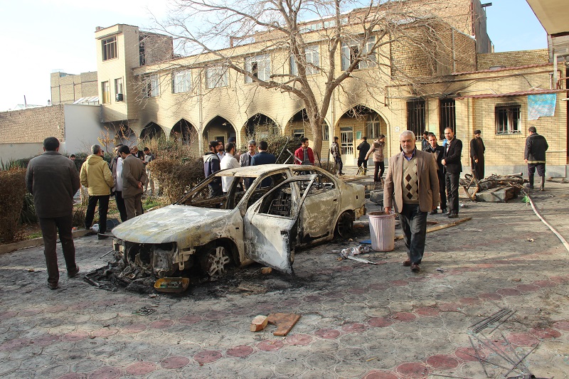 اغتشاشگران حوزه علمیه تاکستان را به آتش کشیدند