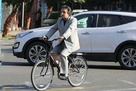 دوچرخه سواری عضو شورای شهر با کت و شلوار +عکس