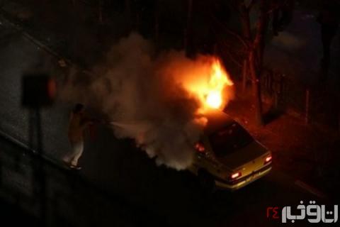 آتش زدن یک تاکسی توسط اغتشاشگران + عکس