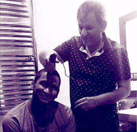 اسحاق جهانگیری در حال تراشیدتن سر پسرش + عکس