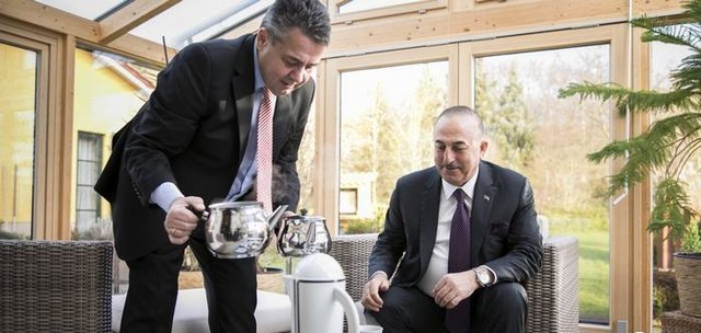 جنجال چای ریختنِ وزیر آلمانی برای چاووش اوغلو + عکس