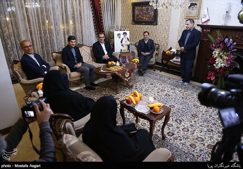 دیدار وزیر بهداشت با خانواده شهید طهرانی مقدم+ عکس