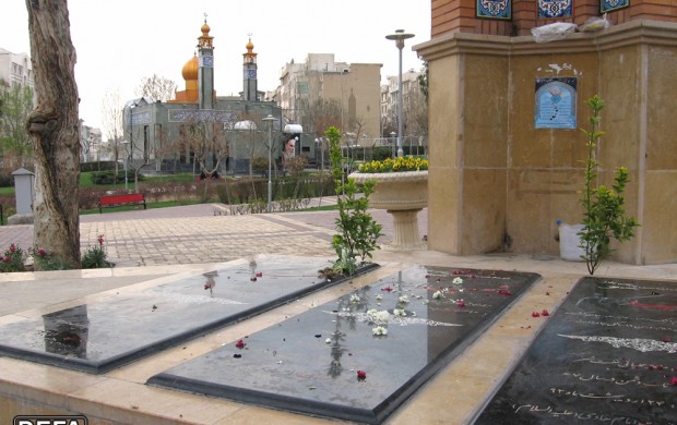 کانکس مقبره الشهدای بوستان پلیس در محل خود پا برجاست