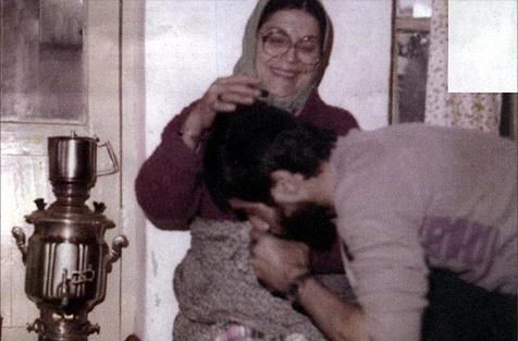 بوسه شهید علیرضا نوری بر دستان مادرش + عکس