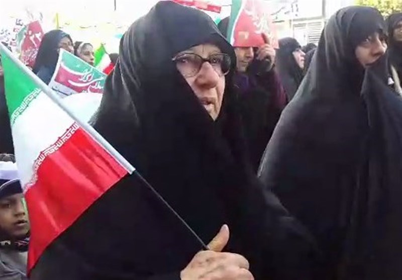 مادر مسیح علی نژاد در راهپیمایی ۲۲ بهمن + عکس