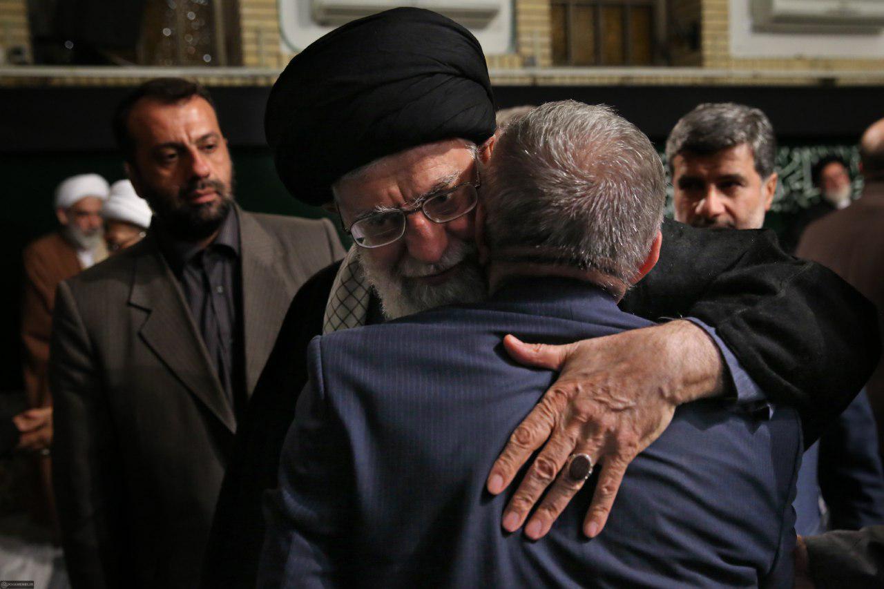عکس/ حاج منصور در آغوش رهبر انقلاب