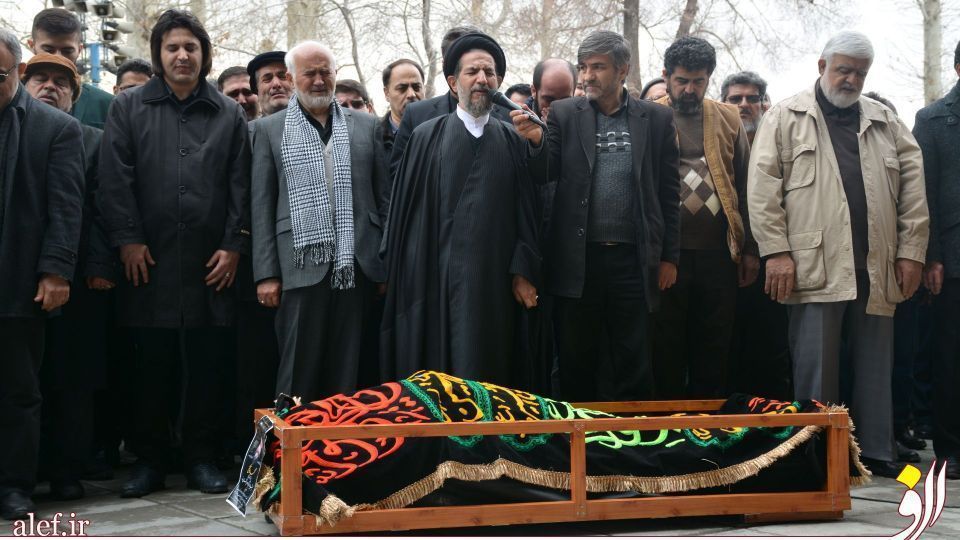 خاک ریختن احمد توکلی بر روی قبر فرزندش + عکس