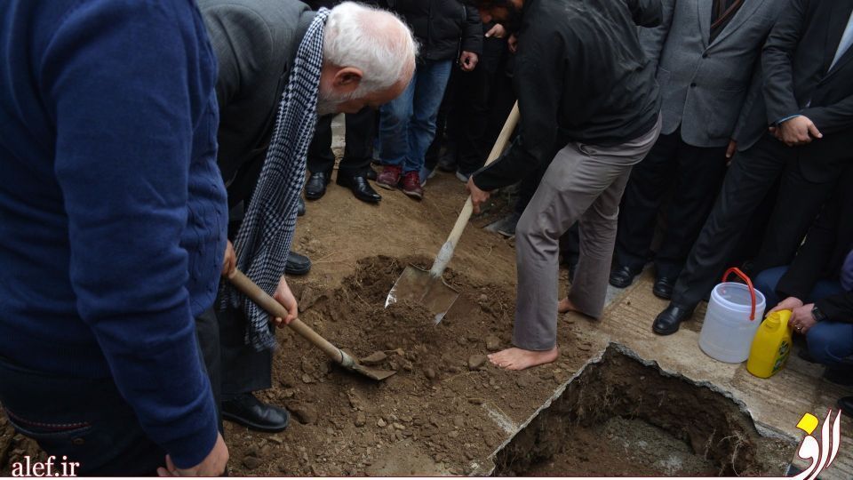 خاک ریختن احمد توکلی بر روی قبر فرزندش + عکس