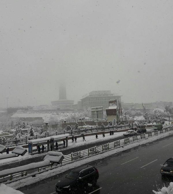 برج میلاد در برف ناپدید شد+ عکس