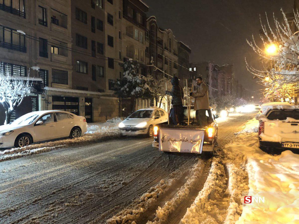 برف روبی بسیجیان در منطقه شهرک غرب + عکس