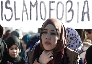 خشونت علیه زنان محجبه حربه غرب برای اسلام‌زدایی