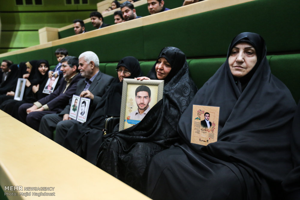 حضور خانواده‌ شهدا در صحن علنی مجلس + عکس