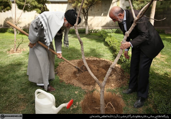 تاکید رهبر انقلاب بر توسعه فضای سبز برای جلوگیری از ریزگردها/ برخی به دنبال دست‌اندازی به باغ‌های تهران هستند/ باید جلوی این کار گرفته شود