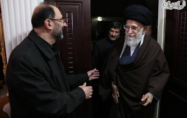 عکس /حضور رهبر انقلاب در منزل شهید محمدحسین حدادیان