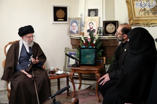 عکس /حضور رهبر انقلاب در منزل شهید محمدحسین حدادیان