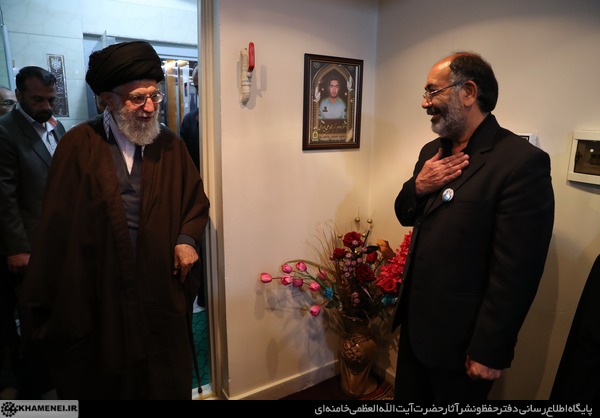 تصویری از ورود رهبر انقلاب به منزل شهید بایرامی +عکس