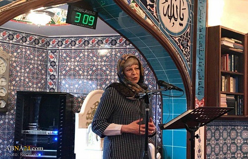 سخنرانی نخست وزیر انگلیس با حجاب در مسجد + عکس