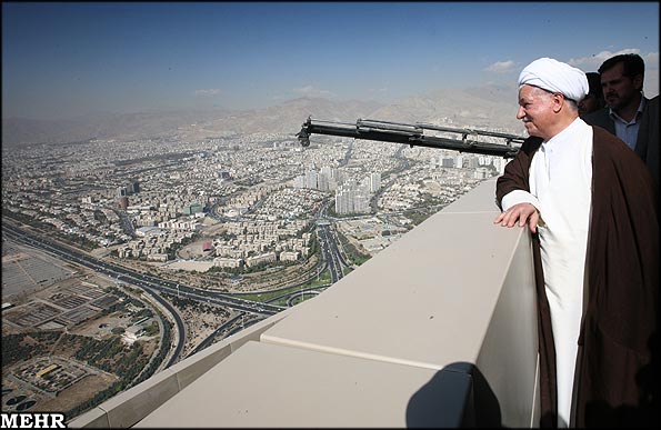 مرحوم هاشمی رفسنجانی بر فراز برج میلاد + عکس