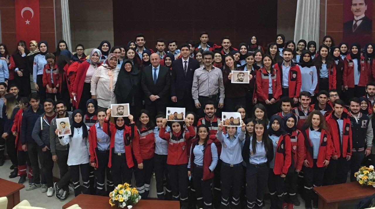 تصویر شهید حججی بر دستان دانشجویان ترکیه‌ای