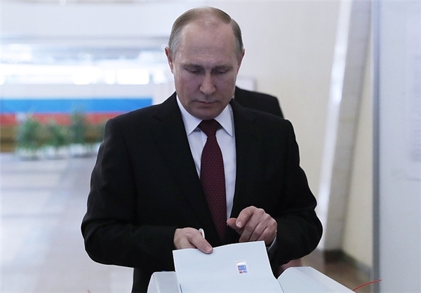 صبح امروز: پوتین رای خود را به صندوق انداخت + عکس