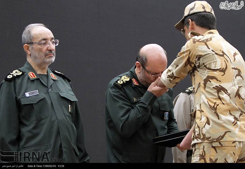 بوسه سردار بر دستان سرباز جانباز + عکس