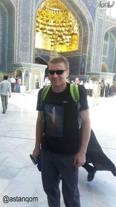 تصویر امام(ره) روی پیراهن توریست روسی +عکس