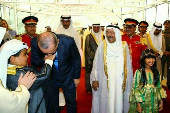 اردوغان دست پسر امیر کویت را بوسید +عکس