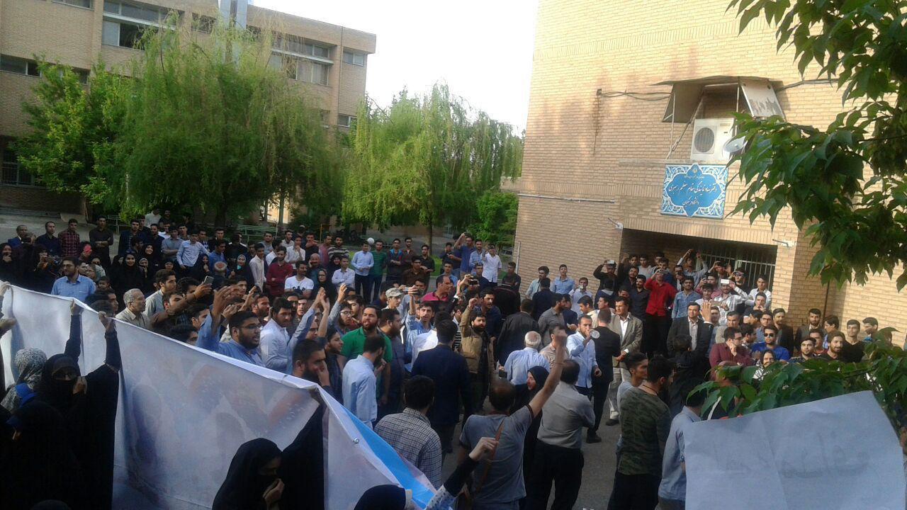 اعتراض دانشجویان به میتینگ روحانی +عکس