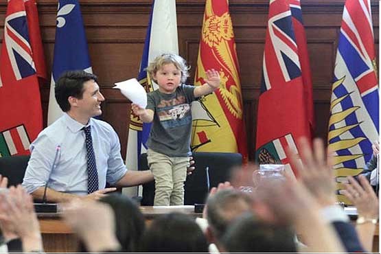بچه‌داری نخست وزیر کانادا در دفتر کار+عکس